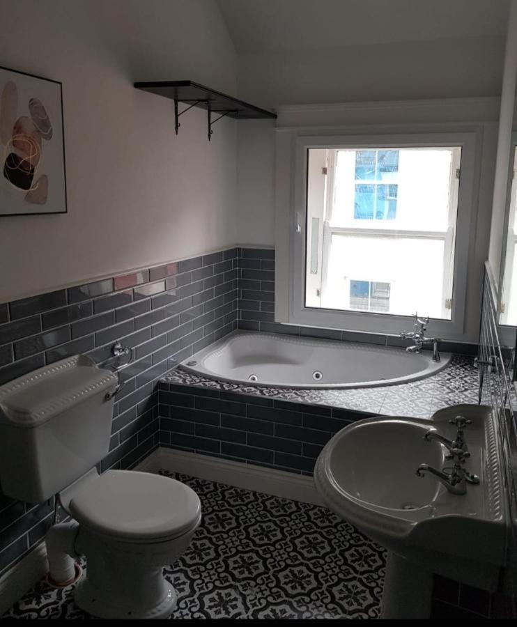 Shop Street Apartment غالواي المظهر الخارجي الصورة